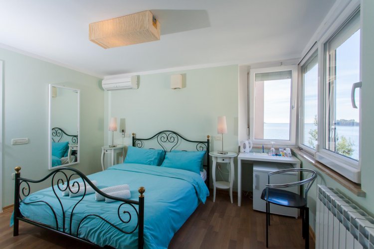 BLU Double Room with Side Sea View 8