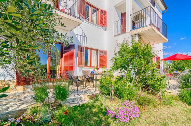 AMALIA Two-Bedroom Apartment with Terrace 1 (Lavanda)